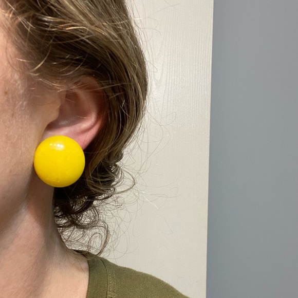 Vintage 1950’s Yellow Round Clip On Earrings - Picture 1 of 3